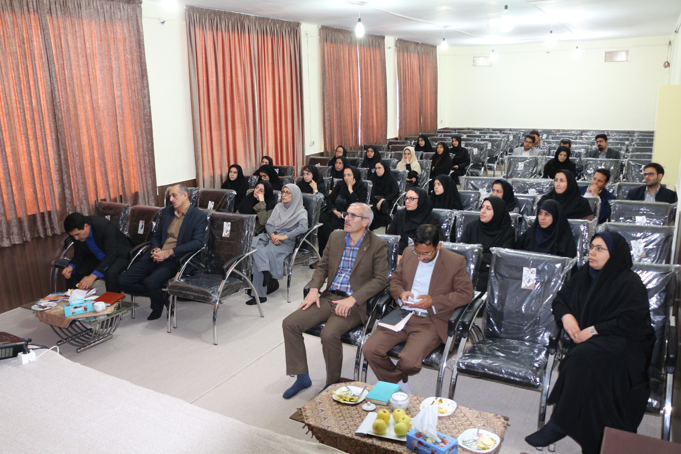 نشست صمیمی اعضای هیأت علمی با دکتر علیرضا حسینی رییس دانشگاه کوثر