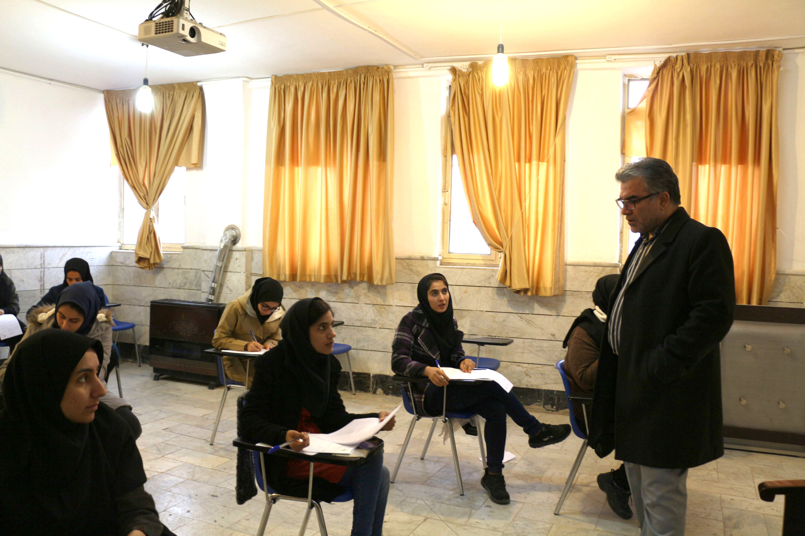 بازدید دکتر علیرضا حسینی رییس دانشگاه کوثر از حوزه امتحانی در اولین روز امتحانات