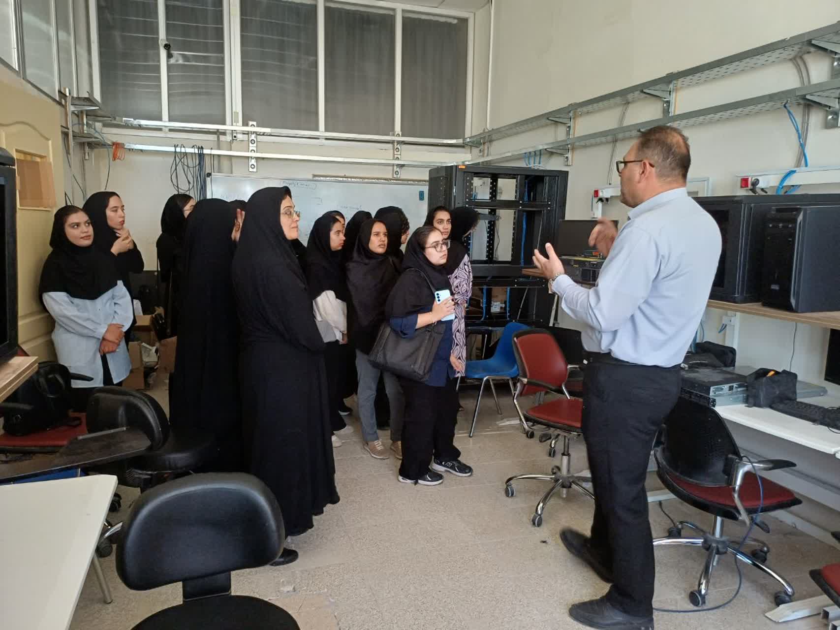 بازدید دانشجویان مهندسی کامپیوتر و اپتیک و لیزر از آزمایشگاه اپا دانشگاه بجنورد